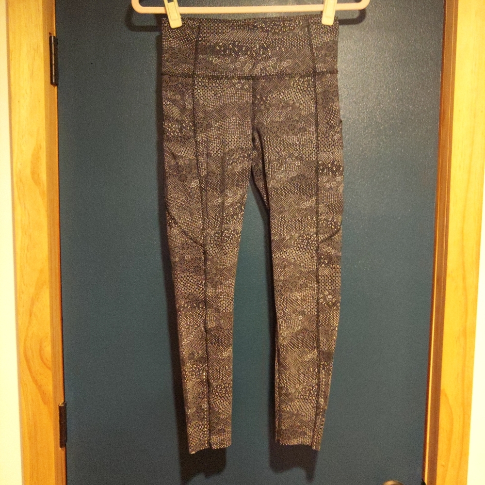 Lululemon Black And White Ditsy Quilting Pattern Pocket Leggings